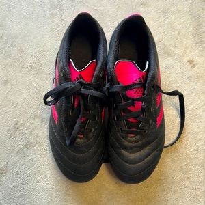 Girls adidas soccer shoe size 1 1/2